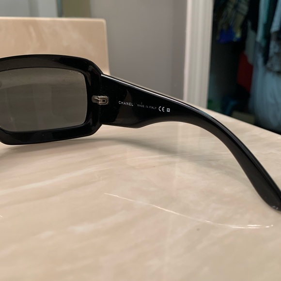 Black python Chanel sunglasses - Picture 5 of 8